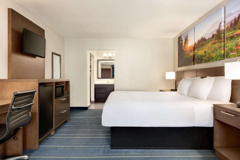 King Room - Non-Smoking interior